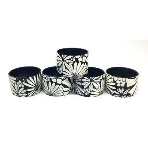Set of 5 Daisy Floral Black White Plastic Napkin Rings 2" Unbranded